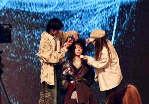 弘光科大大三學生吳皇毅（左）、林芳存（右）於「2025全球髮藝菁英大賞」首創賽事雙人妝髮接力賽奪冠。（弘光科大提供）