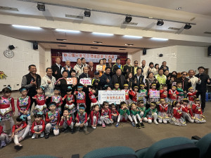 草屯鎮長送禮兒童，議員代表會里長都來相挺。（記者扶小萍攝）