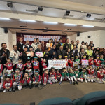 草屯鎮長送禮兒童，議員代表會里長都來相挺。（記者扶小萍攝）