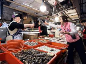 立委楊瓊瓔前進潭子勝利路「好康黃昏市場」掃街拜票。