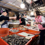 立委楊瓊瓔前進潭子勝利路「好康黃昏市場」掃街拜票。