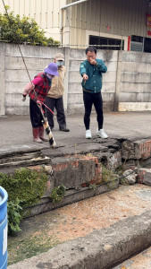 台中豐原社皮路水利溝內堆積大量廚餘。