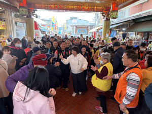 嘉義市長黃敏惠、嘉義市大福興宮主任委員曾東本、嘉邑行善團理事長鄭秀玉等人前往苗栗縣白沙屯拱天宮參香，邀請「粉紅超跑」2026年再度蒞臨嘉義市贊境賜福／嘉義市府提供