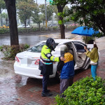 失智翁雨中迷途，中壢警即時尋回平安返家。