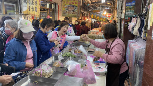 立委楊瓊瓔前於霧峰菜市場掃街拜票。