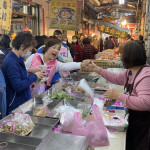 立委楊瓊瓔前於霧峰菜市場掃街拜票。