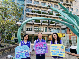 (由左至右)法務科長潘芬芳、地價稅科長謝秉勳、稽核科長呂嘉倫。