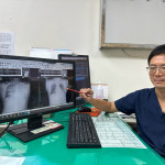 心臟血管外科胡家瑜醫師啟動 ECMO（葉克膜）治療，暫時取代心肺功能，使氧合與血流狀況得以穩定，成功撐過最危險階段。