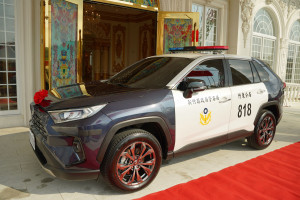 助警車汰舊換新!啟德董事長胡漢龑捐竹縣巡邏車。