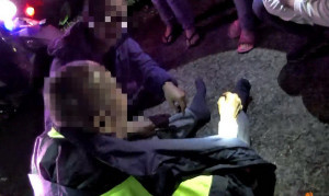 警消民眾不放棄終於尋獲長者。（竹山分局提供）