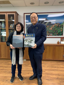 玉管處盧淑妃處長與臺灣港務公司周永暉董事長簽署生物多樣性保育合作備忘錄。（玉管處提供）