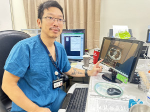 亞東紀念醫院小兒外科主治醫師夏肇聰說明最合適治療漏斗胸的時機。