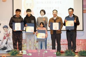 許縣長頒贈獲獎選手及其指導教師獎金，以實質獎勵感謝他們為縣爭光。（縣府提供）