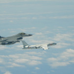 中華民國空軍F-16戰鬥機（左）升空監控中共轟6K轟炸機（右）。（圖／資料照片，圖中戰機本則新聞所述事件無關。圖源：國防部）