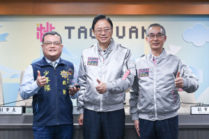 警察局呈獻績優獎座。