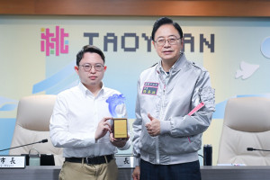 張市長表示，環保局智慧垃圾桶展現創意結合專業，期勉各局處持續善用科技、累積治理成果。