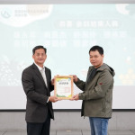 林保署南投分署分署長李政賢(左)頒發結業證書給學員羅永昇(右)。（林保署南投分署提供）