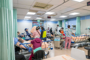 冷氣團來襲，急診病患明顯增加，醫護人員忙碌照護患者。圖／彰基醫院提供