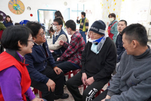 新竹郵局與新竹市仁愛社會福利基金會攜手慰問獨居長者。