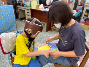 嘉義市將自114學年度起，不僅於寒暑假期間持續為助理人員投保勞健保，並自115年1月1日起，主動將時薪調高至215元／嘉義市府提供