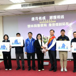 雲林縣長張麗善祝福詹登燦副局長功成身退並致贈花束／翻攝照片