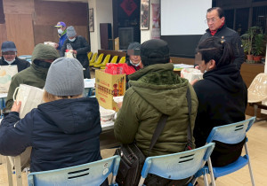 局長代表市長前往避寒所關懷街友身體狀況。