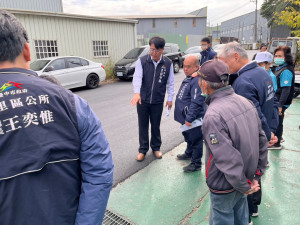 民政局偕同區長鄭正忠及西湖里長賴加彬等人視察大里區草堤路158巷