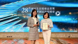 白恩惠主任(右)及周組長育蓮(左)參加SNQ 國家品質標章授證。