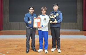 中壢警分局表揚見義勇為張哲瑋，致贈「警察英熊」。