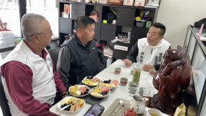 大嘉義馬拉松協會理事長蔡協成呼籲嘉義市中央、地方民代同連署，建請市府研擬推動國中小營養午餐免費政策，盼在黃敏惠任內落實執行/陳致愷提供