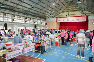 活動現場募集年菜基金。