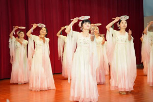 學員展現學習成果，吸引全場目光。