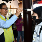 開化寺管理人林世賢市長持文昌帝君的智慧筆逐一為考生「點」頭象徵開智慧。圖／彰化市公所提供