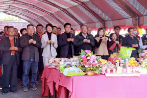 國土署陳分署長、許縣長、簡鎮長與多位議員代表會主席等上香祝福道路順利完工通車。（記者扶小萍攝）