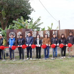 「虎尾建國一村整體景觀改善暨解說導覽系統工程」近日完工，9日由縣長張麗善、副縣長陳璧君、文化觀光處代理處長陳世訓、新聞處長陳其育、虎尾鎮長林嘉弘、議員黃美瑤、王鈺齊等共同剪綵／翻攝照片