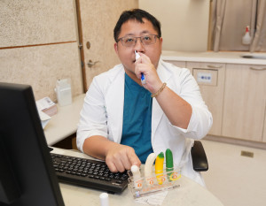 泌尿科李聖偉醫師表示，男性指數出現賀爾蒙下降的情況，可透過健保針劑、鼻噴劑以及皮膚塗抹凝膠等多種方式治療。