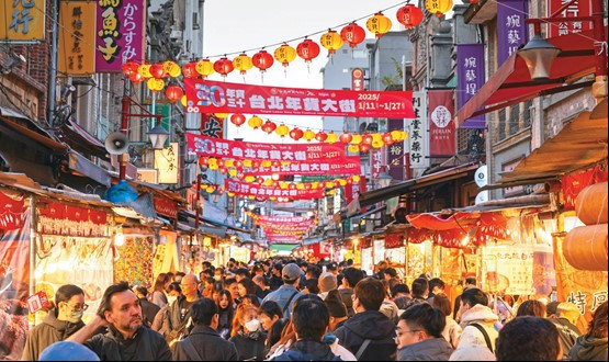 民眾在高掛燈籠與人聲鼎沸的台北年貨大街感受熱鬧年味。（攝影╱吳志學）