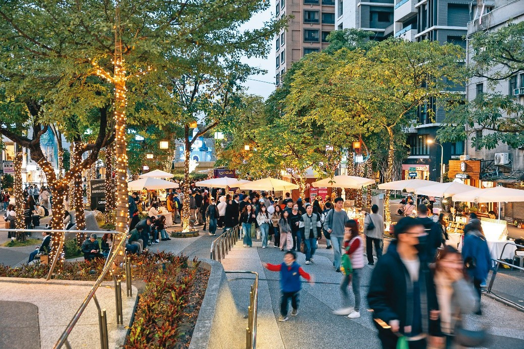 心中山線形公園串聯捷運中山站街區，吸引眾多旅客在此遊逛。（攝影／蔡耀徵）