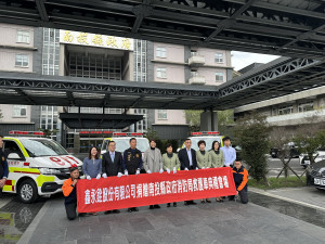 南投縣鑫永銓公司捐贈三輛配備齊全的救護車予南投偏鄉消防分隊（ 記者扶小萍攝）