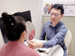 臉部鬆垮不只是肌膚問題，更與結構支撐有關。曾文杰醫師指出，療程設計前的專業評估，是打造自然年輕輪廓的關鍵。
