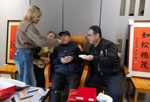 百歲榮民鄧爺爺孫女溫馨餵食壽糕。