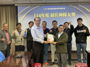 豐原醫院院長李永恒頒發獎狀給醫療群醫師。