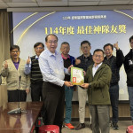 豐原醫院院長李永恒頒發獎狀給醫療群醫師。