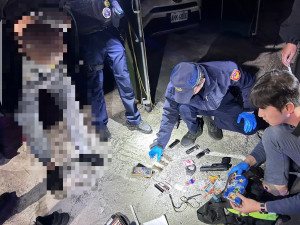 南投派出所警員深夜逮住通緝犯並查扣一干證物。（南投分局提供）