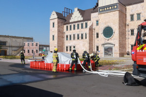 電動車事故滅火與一般車輛的救援不同。（記者扶小萍攝）