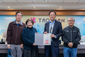 張市長頒發桃園市文化資產保存者證書。