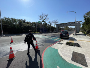 車輛載運油料沿路撒落危害交通，中壢警即時封控清除。