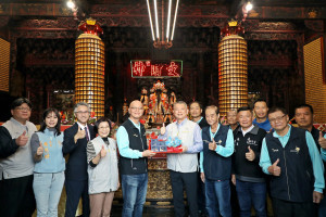 嘉義市限量推出「金馬耀富貴」紅包袋、幸福米，台銀嘉義分行特別提供發財水，共同迎接2026丙午馬年／嘉義市府提供