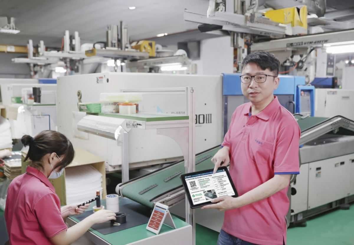 中華塑膠生產現場實景，結合機聯網與智慧管理系統。