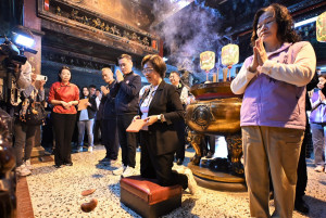 擲筊連出聖筊，2026王功漁火節8/8、8/9熱鬧登場。圖／記者鄧富珍攝